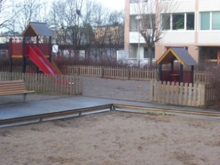 Bild på en lekplats med sandlåda och rutschkana