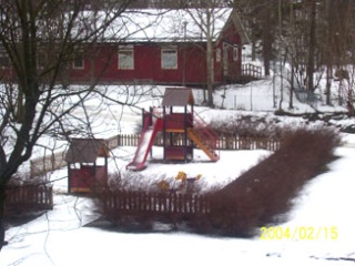 Bild på en lekplats fylld av snö