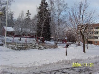 Bild på en lekplats långt bort i snö