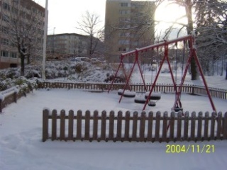 Bild på gungor och staket lite närmare i snö