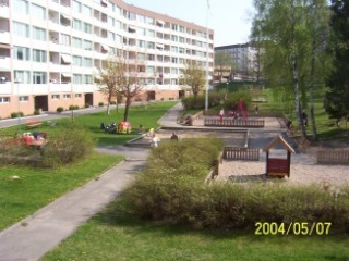 Bild på en lekplats med människor