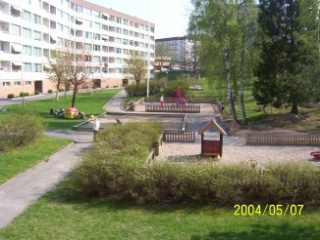 Bild på en lekplats med människor