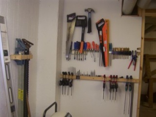 Bild på snickarverktyg hängande på en vägg
