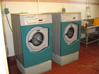 Bild på två tvättmaskiner och en diskho