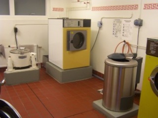Bild på en tvättmaskin och andra tvättredskap